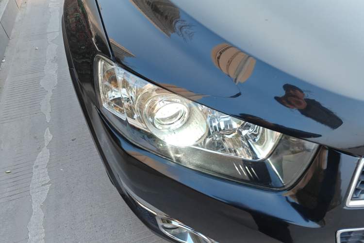 Used Chevrolet Captiva 2012 2.4L 4x4 Flagship Edition 7 Seats Right Front Headlight