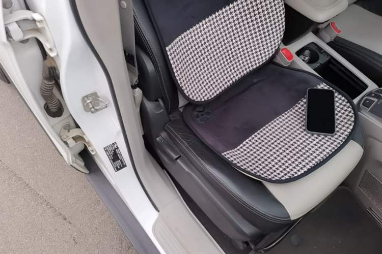Used Chevrolet Captiva 2012 2.4L 4x4 Luxury Edition 5 Seats Right Front Seat