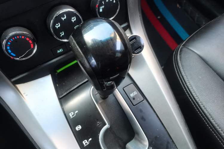 Used Chevrolet Captiva 2013 2.4L Two-Wheel Drive City Edition 7-Seater Gear Lever