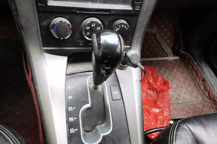 Used Chevrolet Captiva 2013 2.4L Two-Wheel Drive City Edition 7-Seater Gear Lever