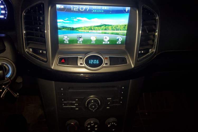 Used Chevrolet Captiva 2013 2.4L Two-Wheel Drive City Edition 7-Seater Audio And AC Panel