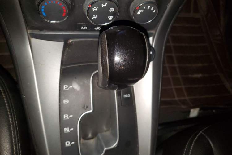 Used Chevrolet Captiva 2013 2.4L Two-Wheel Drive City Edition 7-Seater Gear Lever