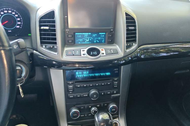 Used Chevrolet Captiva 2014 2.4L 4x4 Flagship Edition 7 Seats Audio And AC Panel