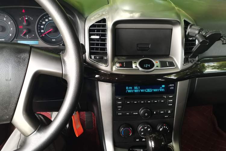 Used Chevrolet Captiva 2014 2.4L Two-Wheel Drive Urban Version 7 Seats Audio And AC Panel