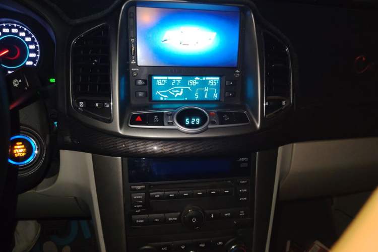 Used Chevrolet Captiva 2014 2.4L 4x4 Luxury Edition 5 Seats Audio And AC Panel