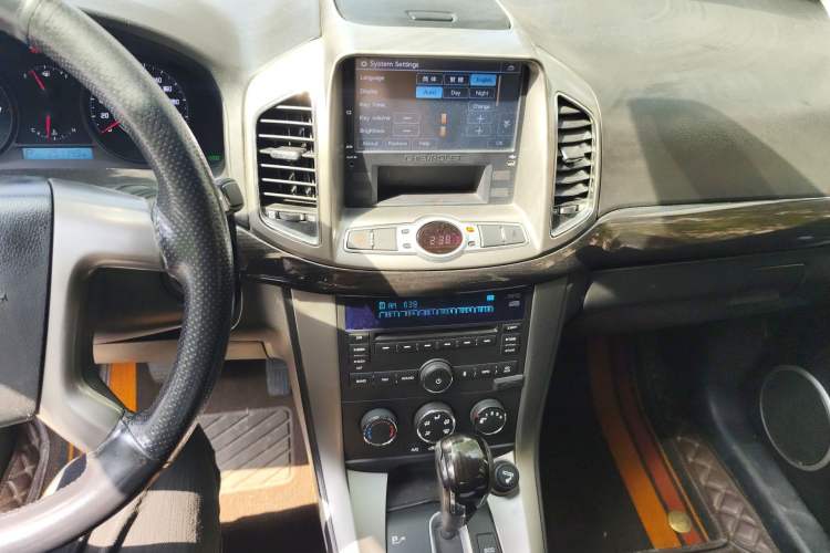 Used Chevrolet Captiva 2014 2.4L Two-Wheel Drive Urban Version 7 Seats Audio And AC Panel