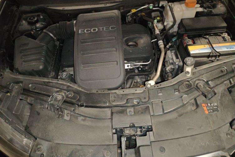 Used Chevrolet Captiva 2014 2.4L Two-Wheel Drive Urban Version 7 Seats Engine Bay