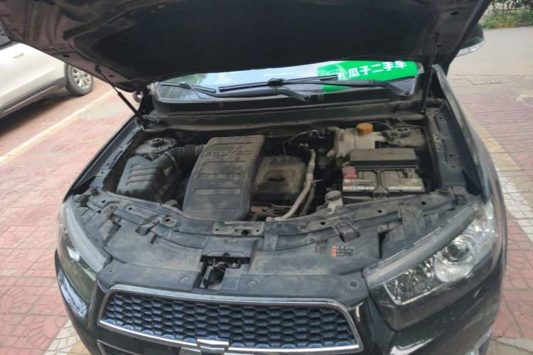 Used Chevrolet Captiva 2014 2.4L Two-Wheel Drive Urban Version 7 Seats Engine Bay