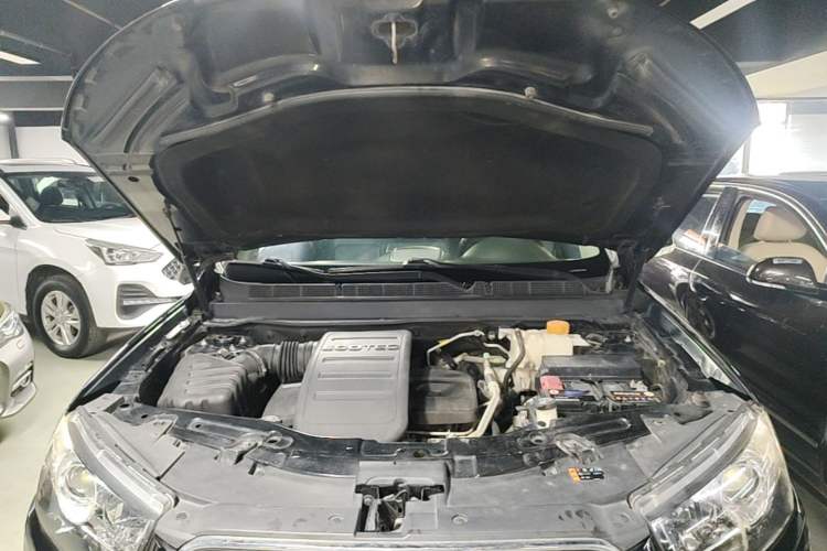 Used Chevrolet Captiva 2014 2.4L Two-Wheel Drive Urban Version 7 Seats Engine Bay