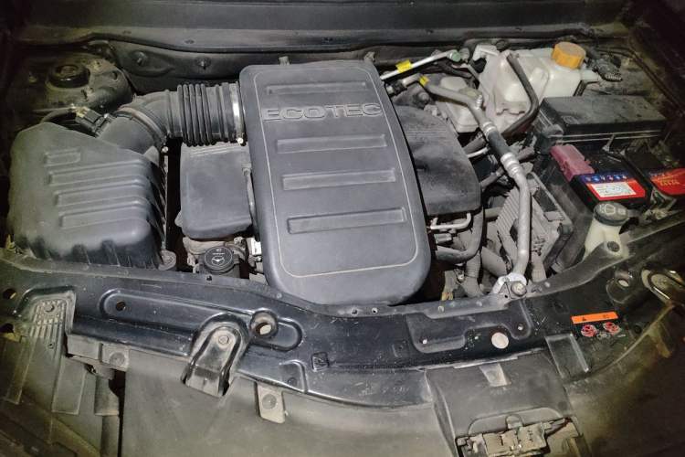 Used Chevrolet Captiva 2014 2.4L 4x4 Flagship Edition 7 Seats Engine Bay