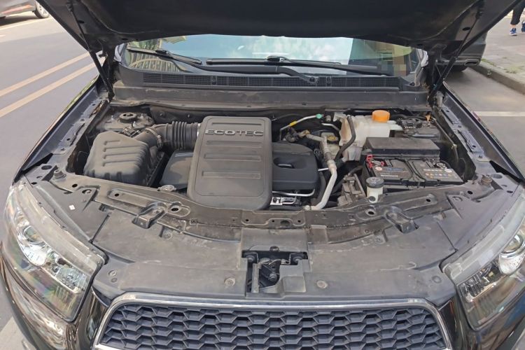 Used Chevrolet Captiva 2014 2.4L Two-Wheel Drive Urban Version 7 Seats Engine Bay