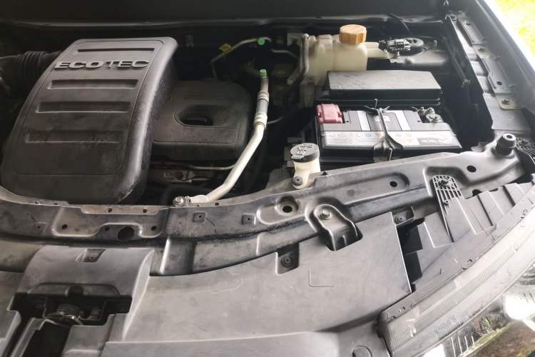 Used Chevrolet Captiva 2014 2.4L Two-Wheel Drive Urban Version 7 Seats Engine Bay Left