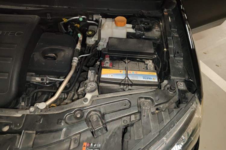 Used Chevrolet Captiva 2014 2.4L Two-Wheel Drive Urban Version 7 Seats Engine Bay Left