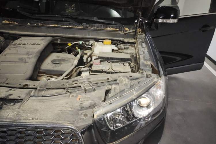Used Chevrolet Captiva 2014 2.4L Two-Wheel Drive Urban Version 7 Seats Engine Bay Left