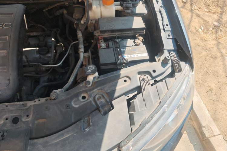 Used Chevrolet Captiva 2014 2.4L Two-Wheel Drive Urban Version 7 Seats Engine Bay Left
