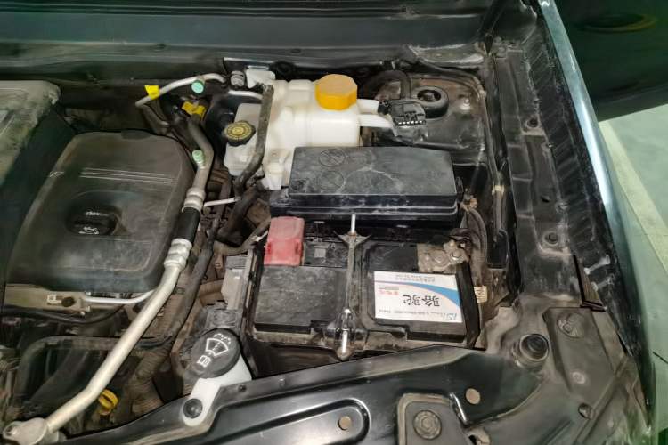 Used Chevrolet Captiva 2014 2.4L 4x4 Flagship Edition 7 Seats Engine Bay Left