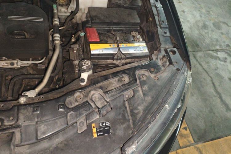 Used Chevrolet Captiva 2014 2.4L Two-Wheel Drive Urban Version 7 Seats Engine Bay Left