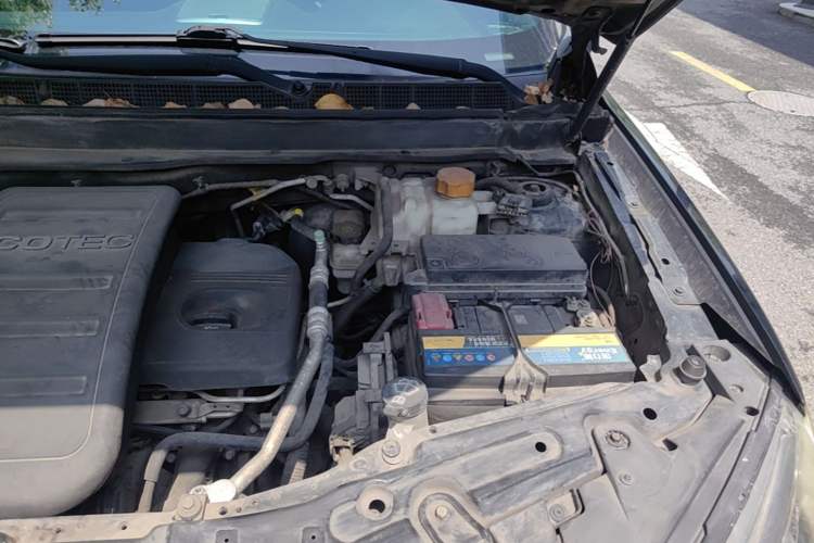 Used Chevrolet Captiva 2014 2.4L Two-Wheel Drive Urban Version 7 Seats Engine Bay Left
