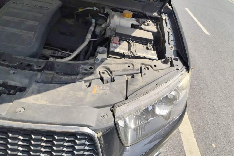 Used Chevrolet Captiva 2014 2.4L Two-Wheel Drive Urban Version 7 Seats Engine Bay Left