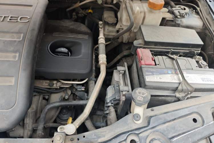 Used Chevrolet Captiva 2014 2.4L Two-Wheel Drive Urban Version 7 Seats Engine Bay Left