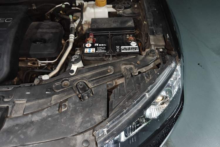 Used Chevrolet Captiva 2014 2.4L Two-Wheel Drive Urban Version 7 Seats Engine Bay Left