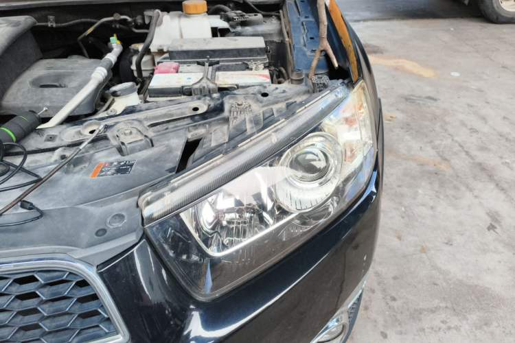 Used Chevrolet Captiva 2014 2.4L Two-Wheel Drive Urban Version 7 Seats Engine Bay Left