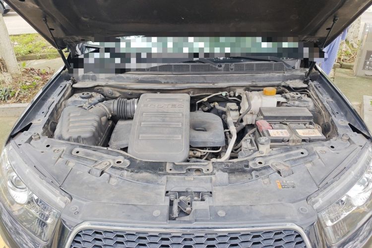 Used Chevrolet Captiva 2014 2.4L Two-Wheel Drive Urban Version 7 Seats Engine Bay