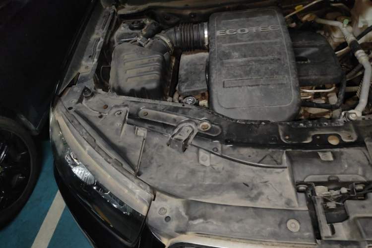 Used Chevrolet Captiva 2014 2.4L Two-Wheel Drive Urban Version 7 Seats Engine Bay Right