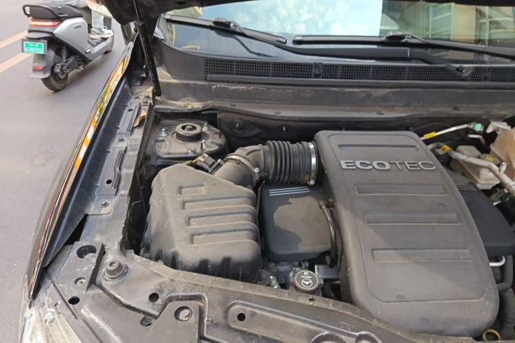 Used Chevrolet Captiva 2014 2.4L Two-Wheel Drive Urban Version 7 Seats Engine Bay Right