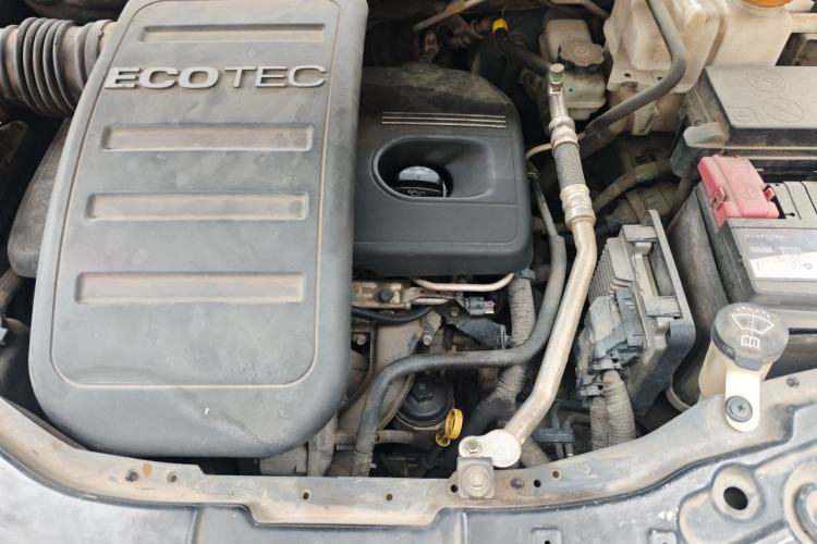 Used Chevrolet Captiva 2014 2.4L Two-Wheel Drive Urban Version 7 Seats Engine Bay