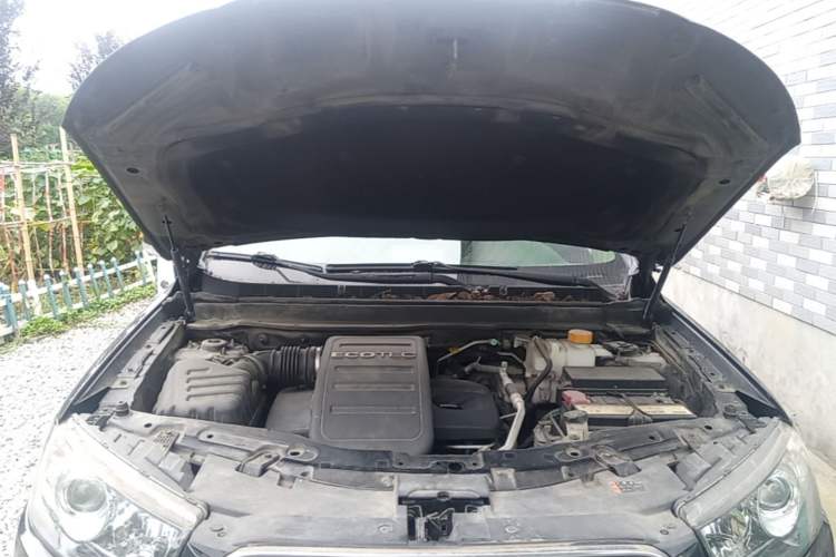 Used Chevrolet Captiva 2014 2.4L Two-Wheel Drive Urban Version 7 Seats Engine Bay