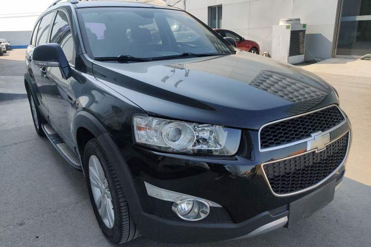Used Chevrolet Captiva 2014 2.4L 4x4 Flagship Edition 7 Seats Front Right 45 Deg