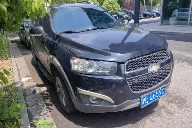 Used Chevrolet Captiva 2014 2.4L Two-Wheel Drive Urban Version 7 Seats Front Right 45 Deg