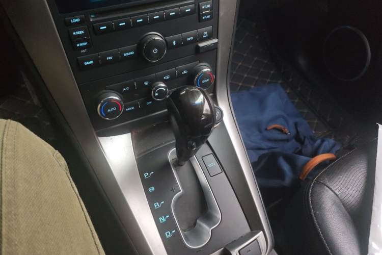 Used Chevrolet Captiva 2014 2.4L 4x4 Flagship Edition 7 Seats Gear Lever