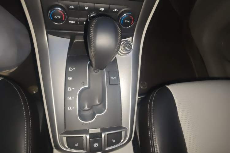 Used Chevrolet Captiva 2014 2.4L 4x4 Luxury Edition 5 Seats Gear Lever