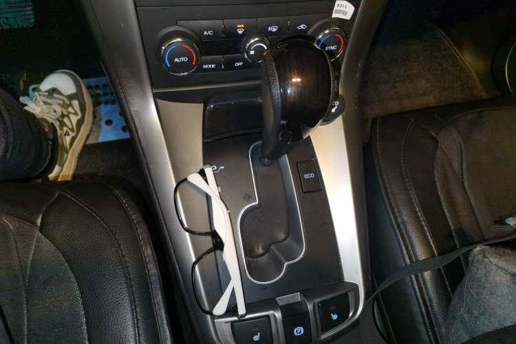 Used Chevrolet Captiva 2014 2.4L 4x4 Flagship Edition 7 Seats Gear Lever