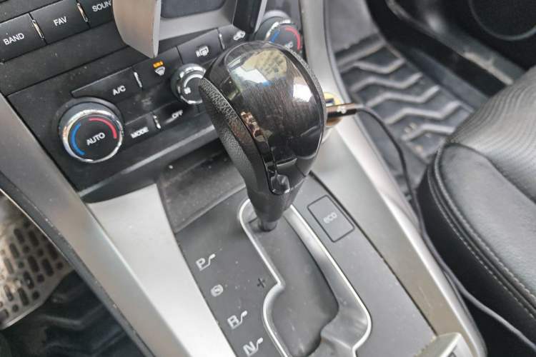 Used Chevrolet Captiva 2014 2.4L 4x4 Flagship Edition 7 Seats Gear Lever