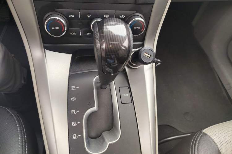 Used Chevrolet Captiva 2014 2.4L 4x4 Luxury Edition 5 Seats Gear Lever