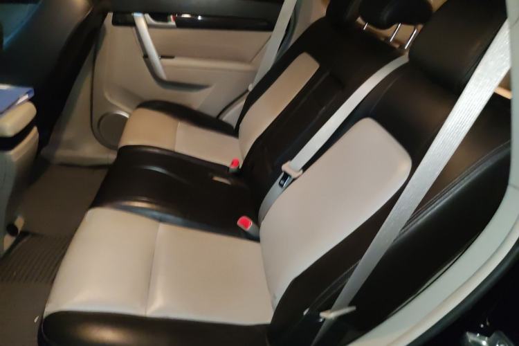 Used Chevrolet Captiva 2014 2.4L 4x4 Luxury Edition 5 Seats Interior 4