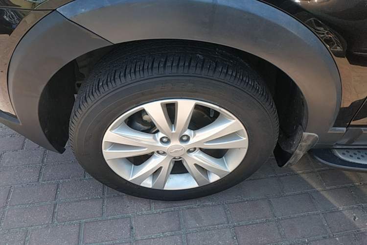Used Chevrolet Captiva 2014 2.4L 4x4 Flagship Edition 7 Seats Left Front Wheel Hub