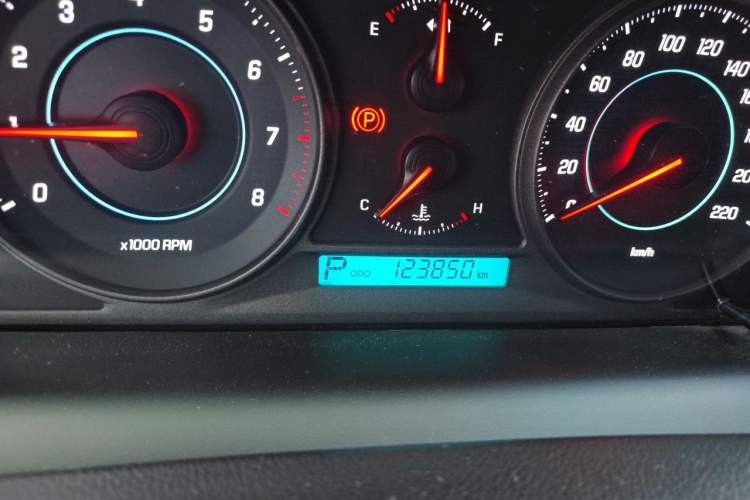 Used Chevrolet Captiva 2014 2.4L 4x4 Flagship Edition 7 Seats Odometer Close Up