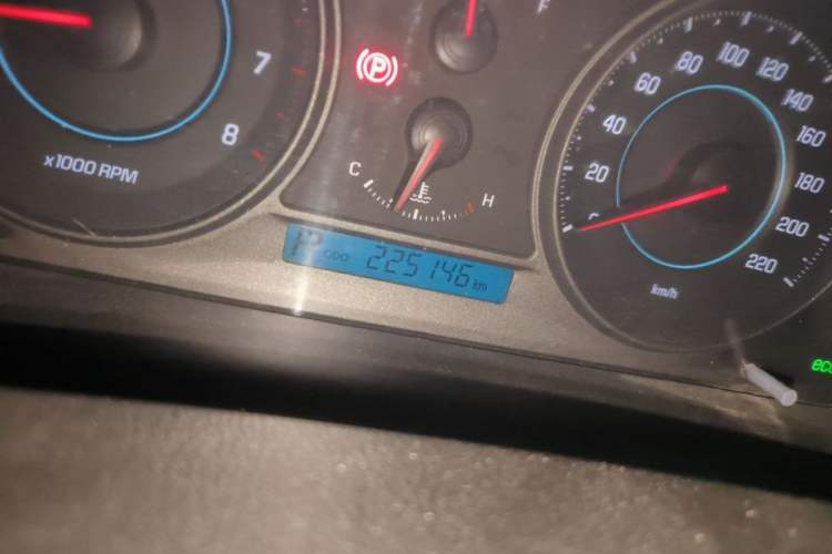Used Chevrolet Captiva 2014 2.4L 4x4 Flagship Edition 7 Seats Odometer Close Up