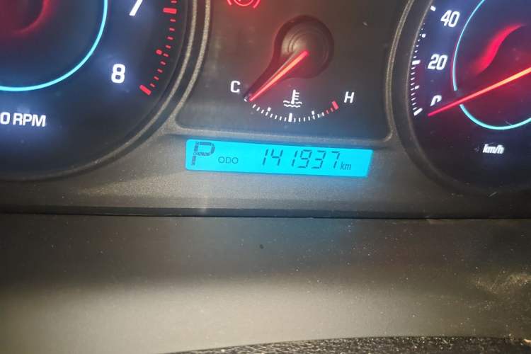 Used Chevrolet Captiva 2014 2.4L 4x4 Luxury Edition 5 Seats Odometer Close Up