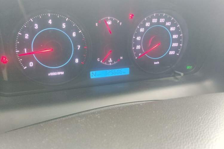 Used Chevrolet Captiva 2014 2.4L 4x4 Luxury Edition 5 Seats Odometer Close Up