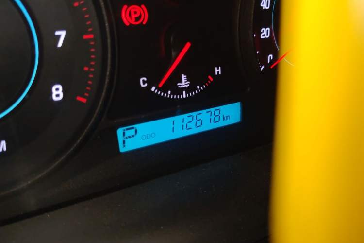 Used Chevrolet Captiva 2014 2.4L 4x4 Luxury Edition 5 Seats Odometer Close Up