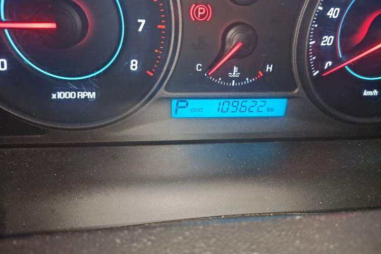 Used Chevrolet Captiva 2014 2.4L 4x4 Flagship Edition 7 Seats Odometer Close Up