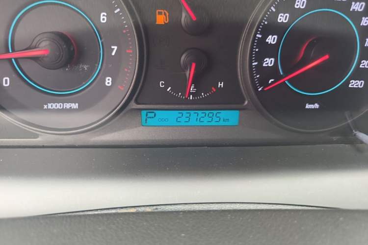 Used Chevrolet Captiva 2014 2.4L 4x4 Flagship Edition 7 Seats Odometer Close Up