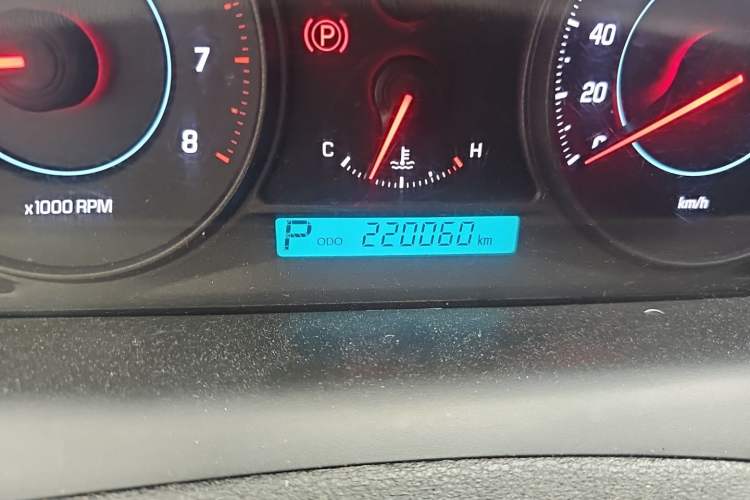 Used Chevrolet Captiva 2014 2.4L Two-Wheel Drive Urban Version 7 Seats Odometer Close Up