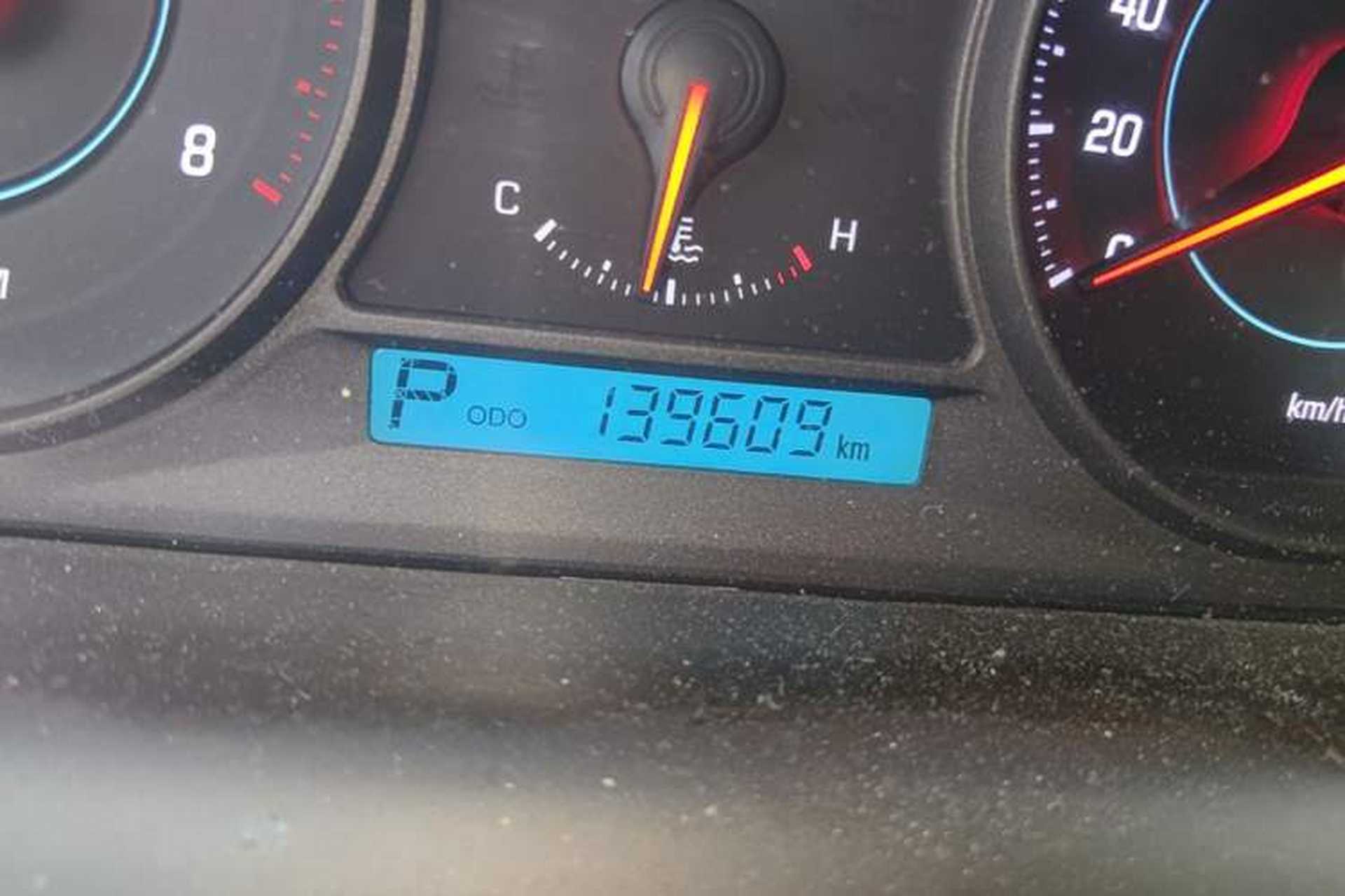 Used Chevrolet Captiva 2014 2.4L Two-Wheel Drive Urban Version 7 Seats Odometer Close Up