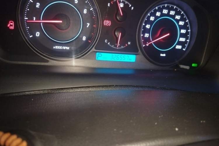 Used Chevrolet Captiva 2014 2.4L 4x4 Luxury Edition 5 Seats Odometer Close Up